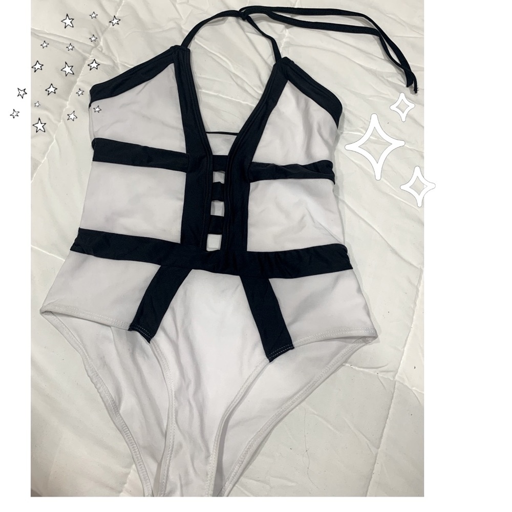 White / Black Swim Suite 🖤🤍
